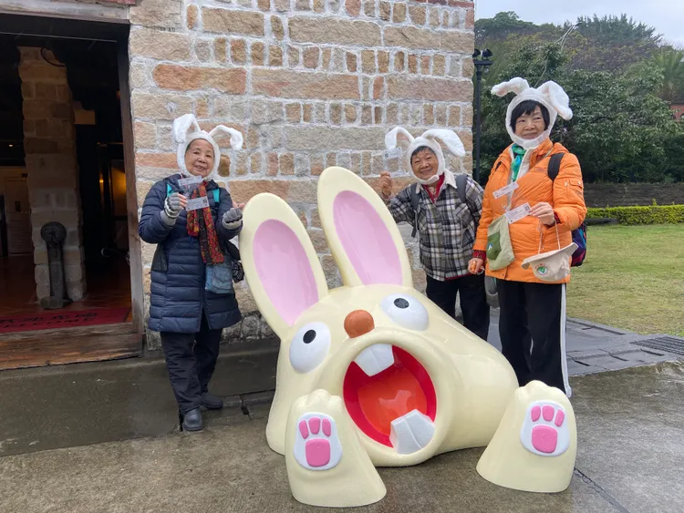 淡水古蹟博物館戶外拍照點「巨兔破關」，可愛萌樣大獲好評。文化局提供