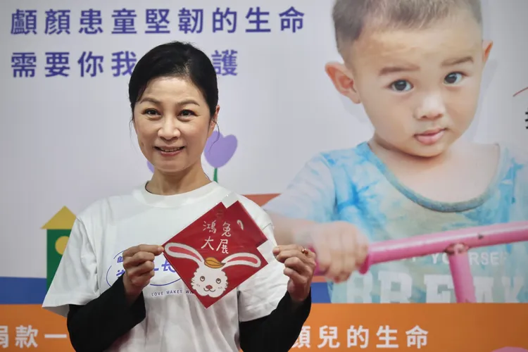 即日起只要單筆捐款580元以上，將贈送兔年喜氣春聯紅包套組。林林攝