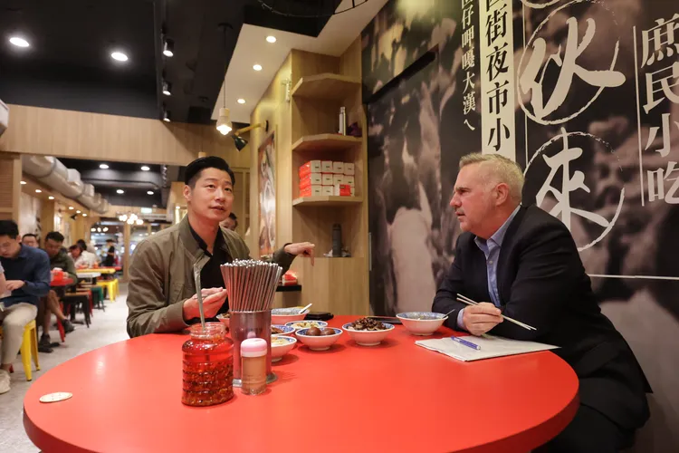 林昶佐經常招待外賓，練就流暢的英文口說能力。林昶佐辦公室提供