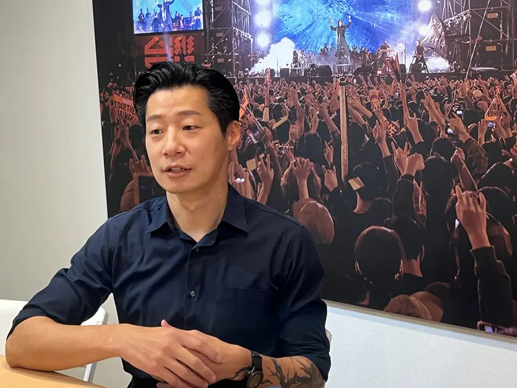 林昶佐過去長年在國際演出的經驗，還讓他累積了簡單的日語對話以及多國的招呼語。林昶佐辦公室提供