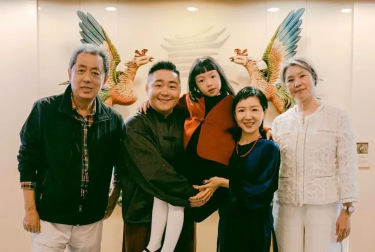 郝劭文去年5月娶陸籍化妝師林寧瑞為妻，朱延平導演在臉書上分享與郝劭文一家人的合照，並大讚他娶得美嬌娘。翻攝《Kevin Chu》的臉書