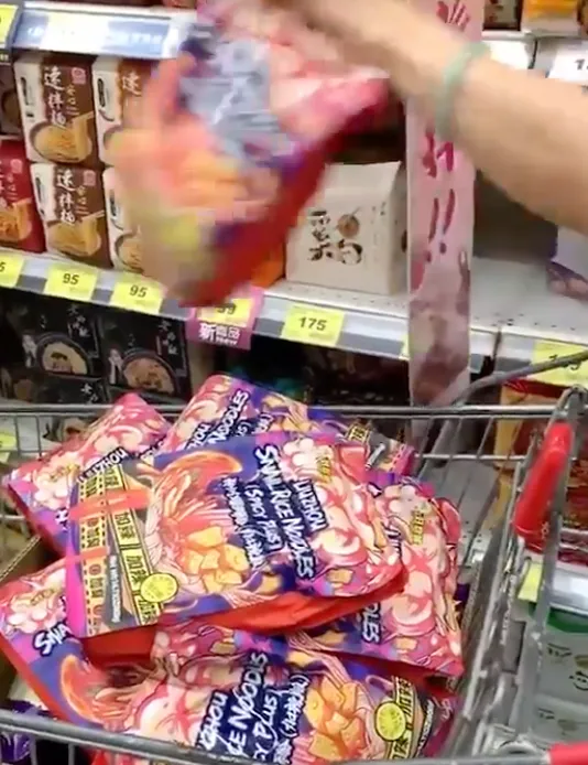 違規販售中國製螺獅粉可處新台幣3至300萬元罰鍰。翻攝李宗霖臉書