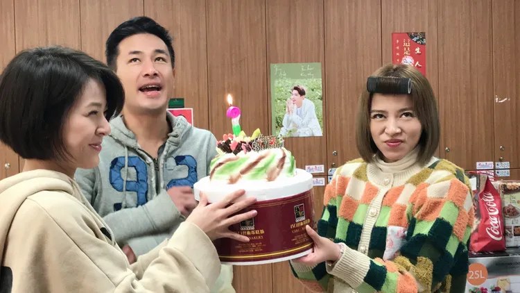 壽星傅子純（中）急著想吹熄蠟燭，王瞳（右）翻白眼。民視提供