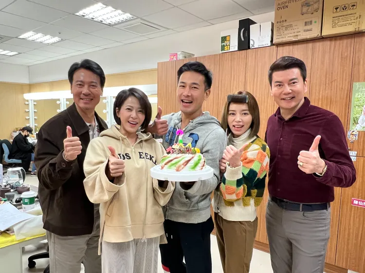 傅子純（中）今元旦生日，倪齊民（右起）、王瞳、蘇晏霈、尹昭德一起為他慶生。民視提供