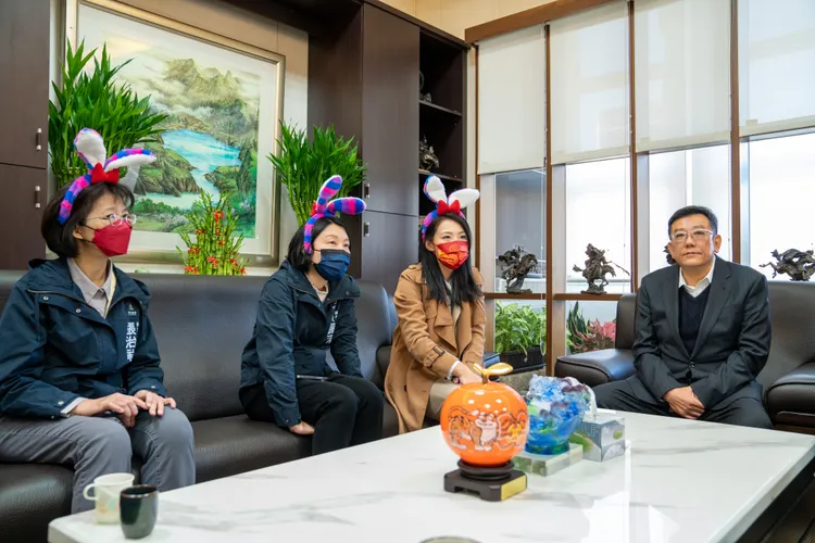 高虹安率市府團隊拜會市議會議長許修睿。新竹市府提供