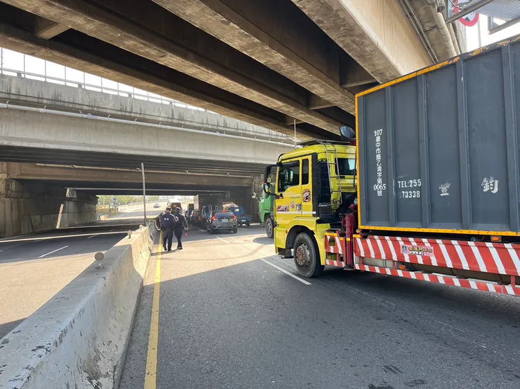 遊覽車駕駛若違規屬實，不但要負起車輛修復費用，還將吞下罰單。讀者提供