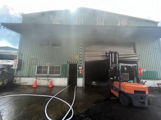 桃園龜山鐵皮工廠火警　警消出動56人灌救1小時撲滅