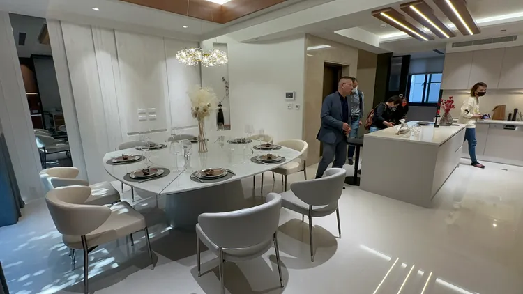 二樓餐廚空間，可作為招待朋友的宴會廳。王鈞生攝