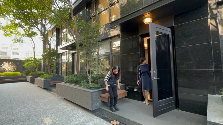 戶戶家門口懸浮崁燈，融入坐椅設計，體貼長輩或孩子穿鞋更方便，樹下聊天、歇坐，