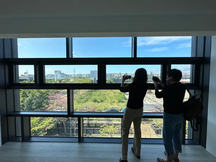 該案採用全台首座以「交丁工法」堆疊玻璃帷幕。王鈞生攝