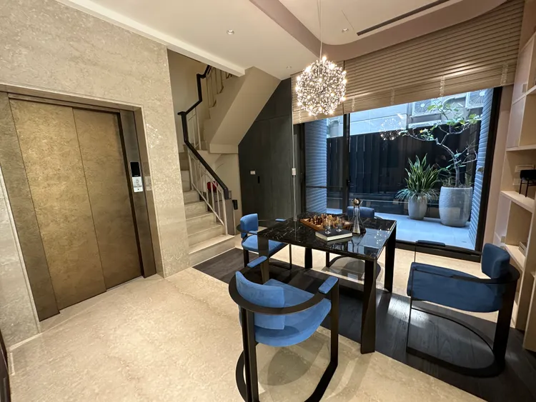 一樓客廳旁交誼空間及後院。王鈞生攝