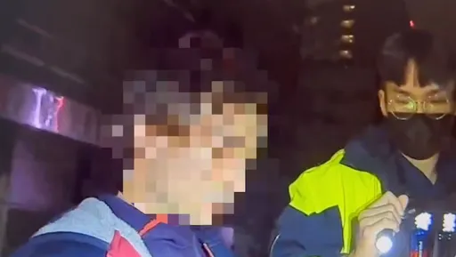 深夜暗巷聊天見警車　2男心虛想逃！後座藏毒被逮