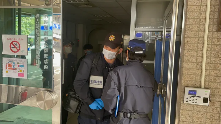 警方鑑識人員到場交談。張沛森攝