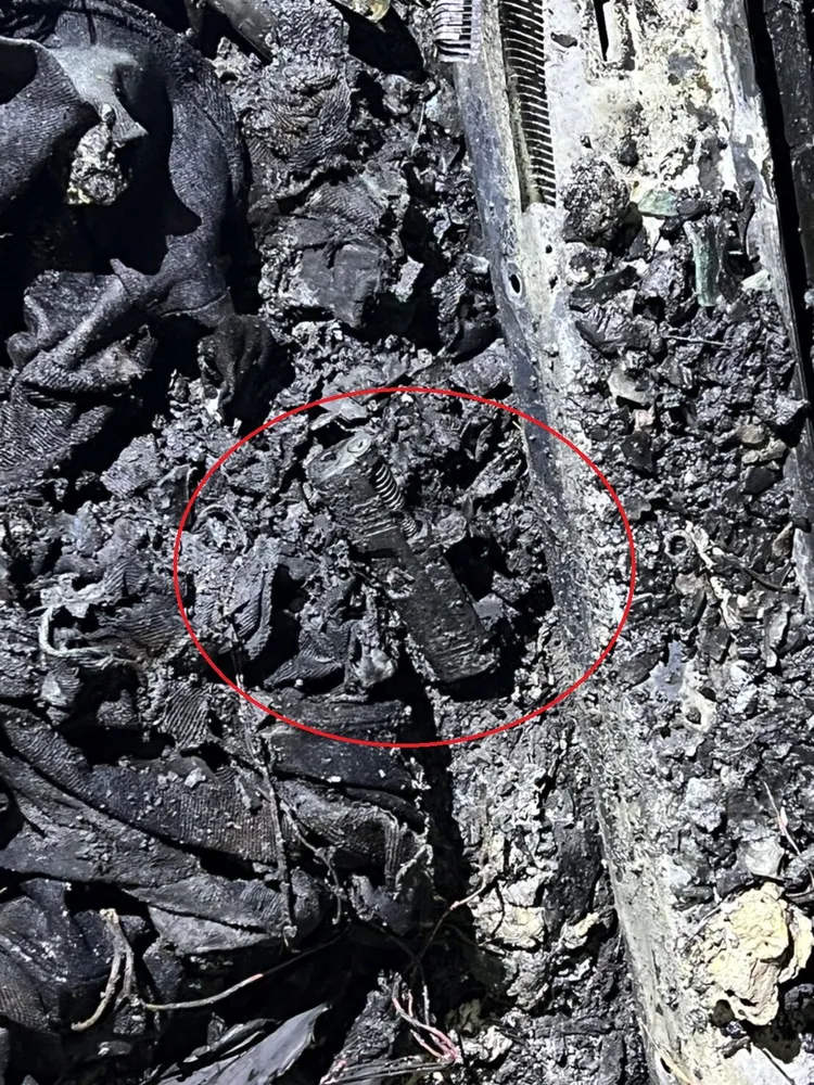 警方在焚毀的車內找到疑似作案槍枝的滑套。翻攝畫面