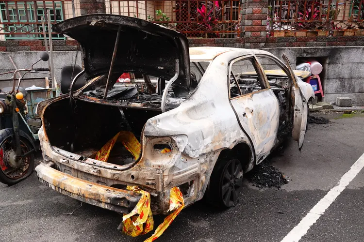 嫌犯作案用車輛燒車滅跡。施昂強攝