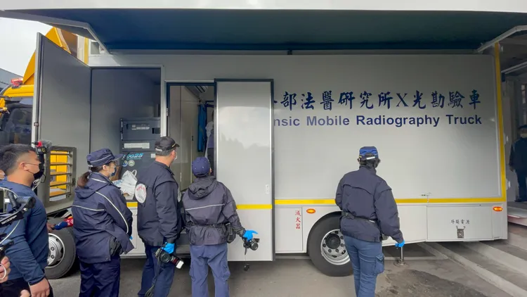 檢警出動X光勘驗車來釐清郭信一身上的彈道比對。張沛森攝