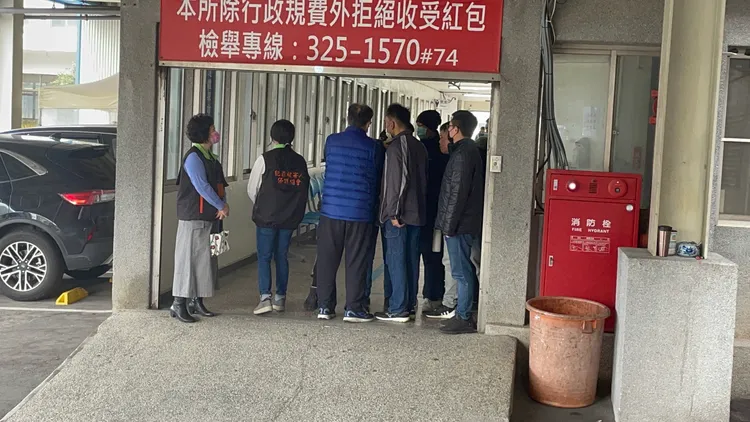 家屬今2日都到殯儀官，但面對詢問均低調表示尊重檢警偵辦。張沛森攝