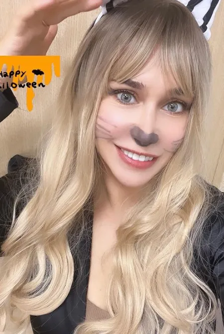 歐娜來自烏克蘭，是典型的東歐美女。歐娜提供