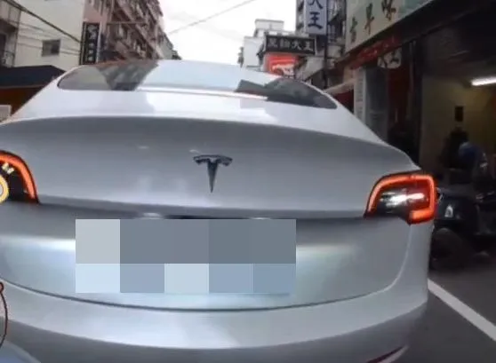 特斯拉路中倒車差點撞上後方騎士。翻攝社會事新聞影響