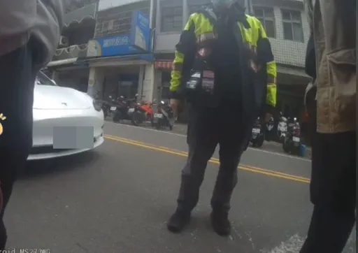 馬路三寶出沒！特斯拉離譜路中倒車　騎士險遭撞怒飆三字經