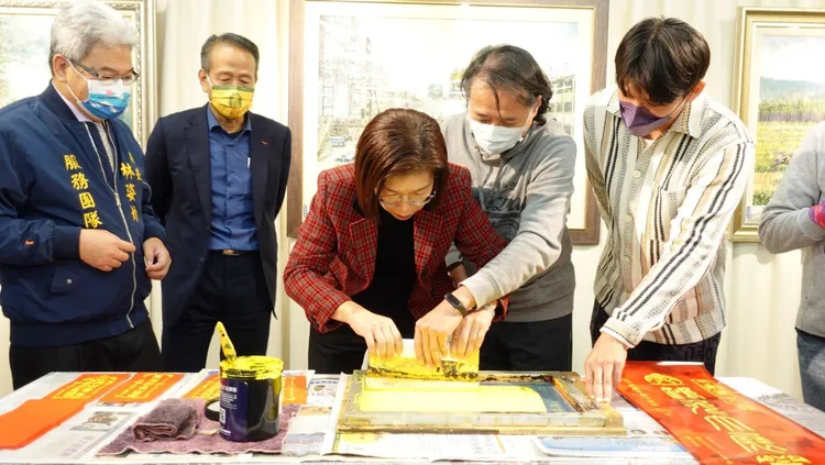 市長陳美玲親自拓印版畫。公所提供