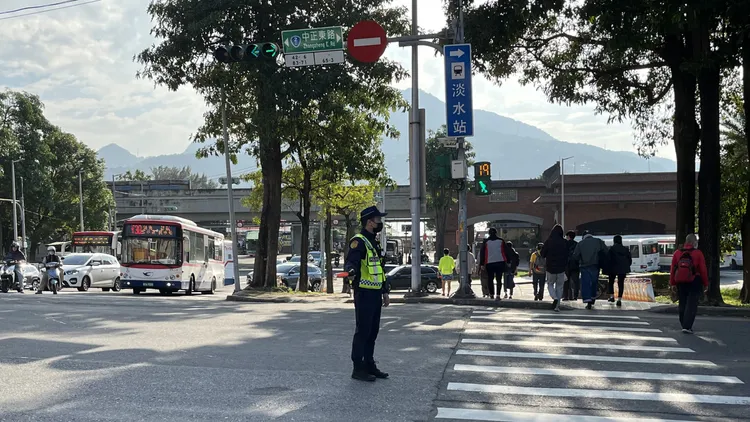 警方在淡水捷運站周邊實施交通疏導。淡水警分局提供