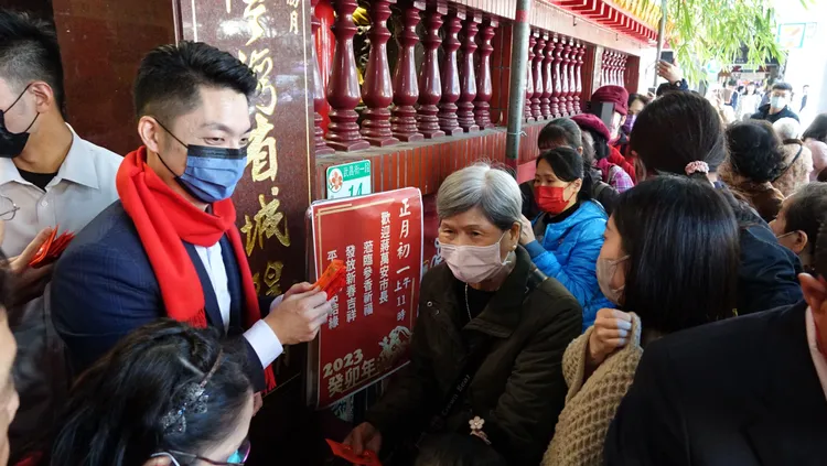 蔣萬安今天也在廟口發福袋給民眾。莊宗達攝