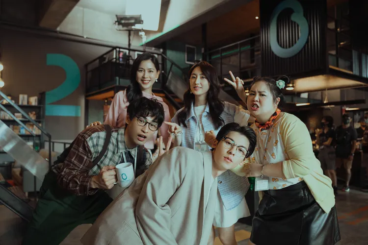 張家慧（上排左起）、柯佳嬿、大文、章廣辰（下排左起）、許光漢原班人馬回歸電影版《想見你》。車庫娛樂、三鳳製作提供