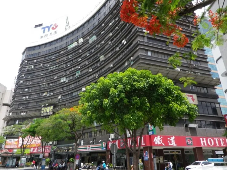 建物過去外觀老舊，居住品質不佳。台南市都發局提供