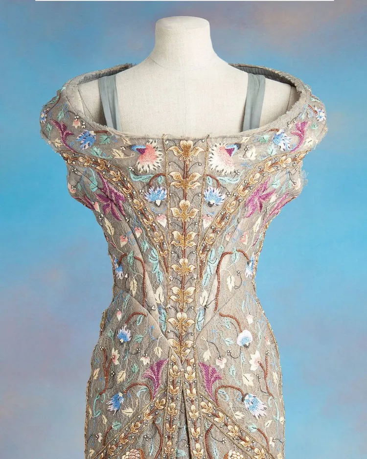 Vivienne Westwood Gold Label 2012春夏War Peace系列。品牌提供