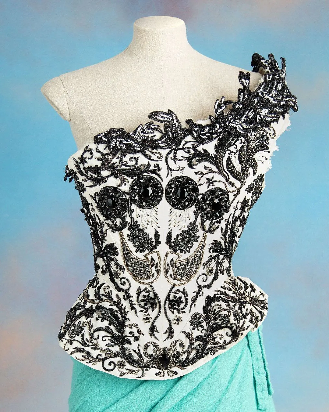 Vivienne Westwood Gold Label 2012秋冬London系列。品牌提供