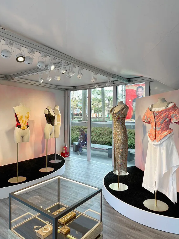 Vivienne Westwood馬甲特展巡迴世界，帶領時尚迷回顧龐克教母以馬甲內衣外穿顛覆大眾對美感的定義，致敬她為伸展台呈現的無數傳奇作品。品牌提供
