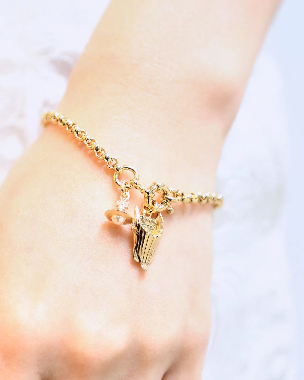 Vivienne Westwood馬甲特展限定馬甲手鍊，7500元。品牌提供