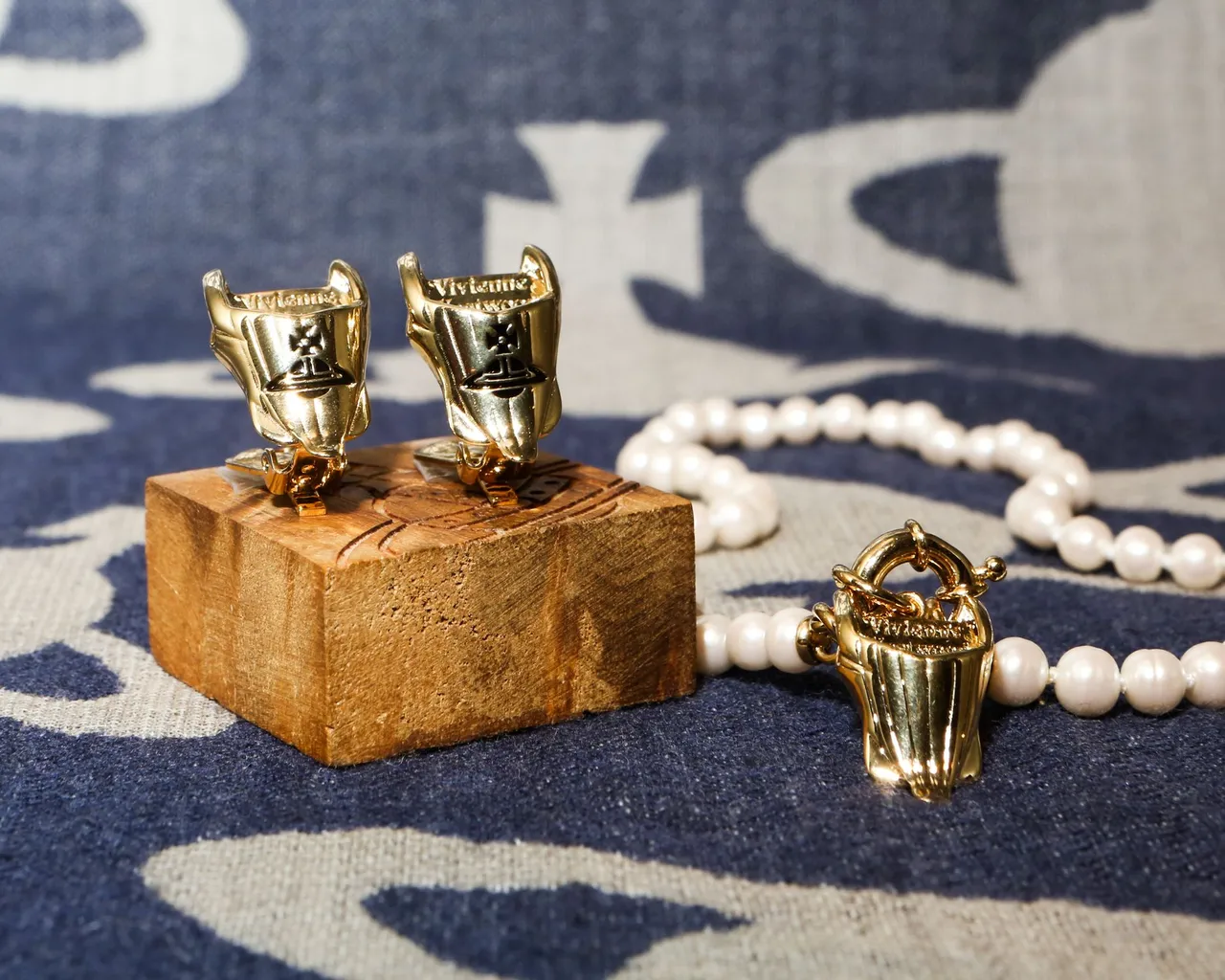 Vivienne Westwood馬甲特展限定馬甲飾品於台中新光三越獨家限量販售。品牌提供