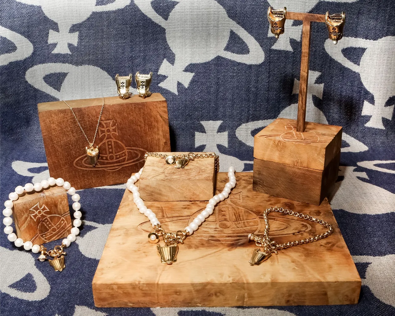 「Vivienne Westwood馬甲特展」台灣站展出期間於台中新光三越獨家發售限量「馬甲」造型飾品，包含項鍊、手鍊、耳環等