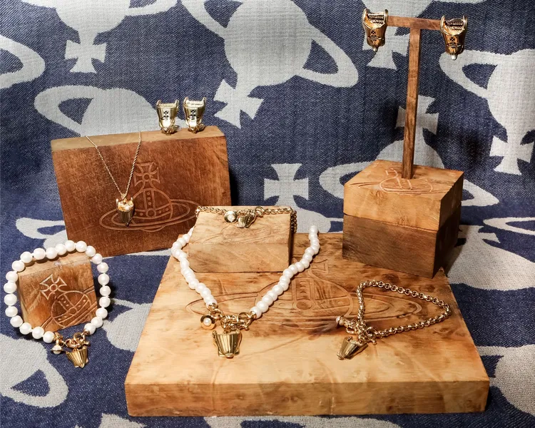 「Vivienne Westwood馬甲特展」台灣站展出期間於台中新光三越獨家發售限量「馬甲」造型飾品，包含項鍊、手鍊、耳環等