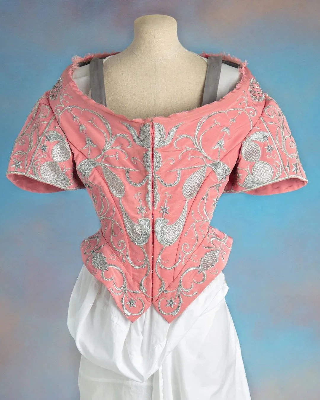 Vivienne Westwood Gold Label 2012春夏War Peace系列。品牌提供