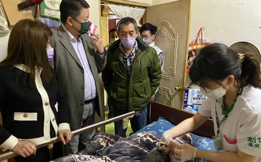 讓植物人家庭過好年 創世基金會偕愛心企業紅包送到家