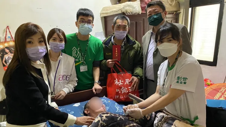 創世基金會偕同愛心企業至植物人家中關懷。愛妮雅化妝品集團提供