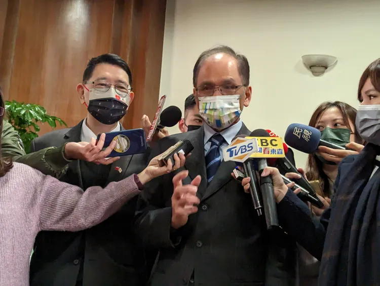 攸關發現金的特別條例將年後繼續協商，游錫堃說他個人也希望越快越好，因此會找時間請黨團來協商。蘇柏銓攝