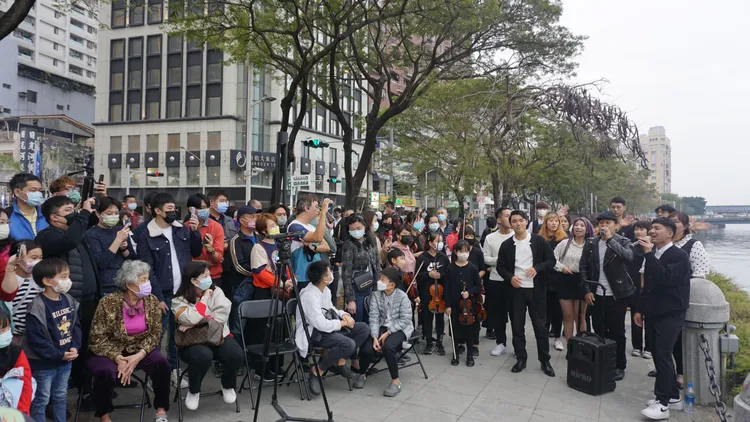 今日下午快閃活動另有阿卡貝拉Fantasia人聲樂團共襄盛舉。葉家銘攝