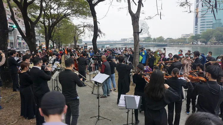 福爾摩沙管弦樂團今日下午發起「2023新年驚喜愛河快閃歡樂頌」活動，在愛河畔戶外演唱吸引超過500人聆聽。葉家銘攝
