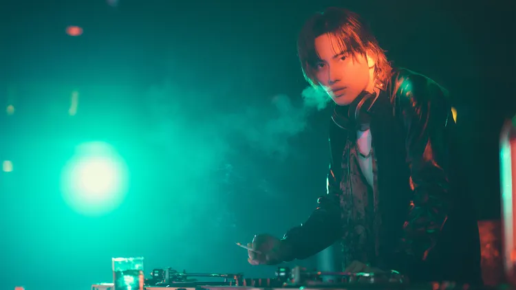 范少勳飾演風靡少女的夜店DJ。Netflix提供