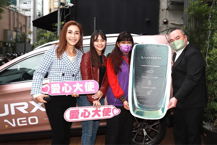 梁佑南（左起）和方琦常去台東做公益。民視提供