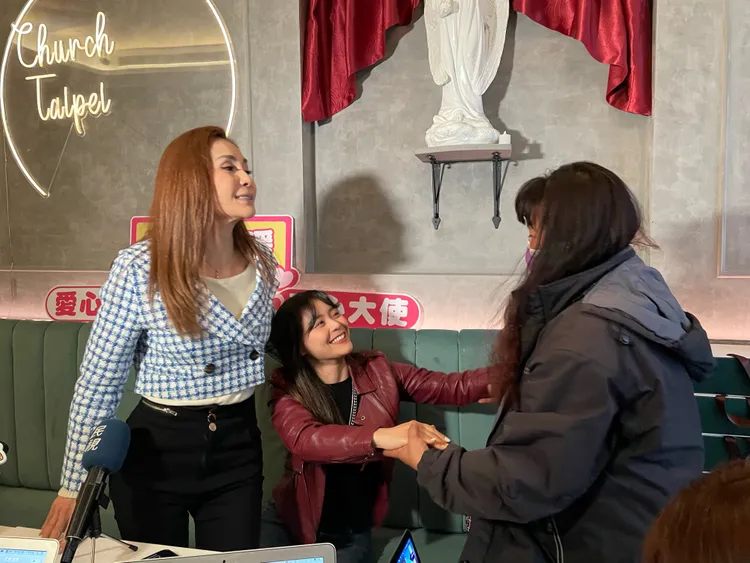 陳宜樺（右起）感動泛淚，向前擁抱梁佑南和方琦付出的愛心。民視提供