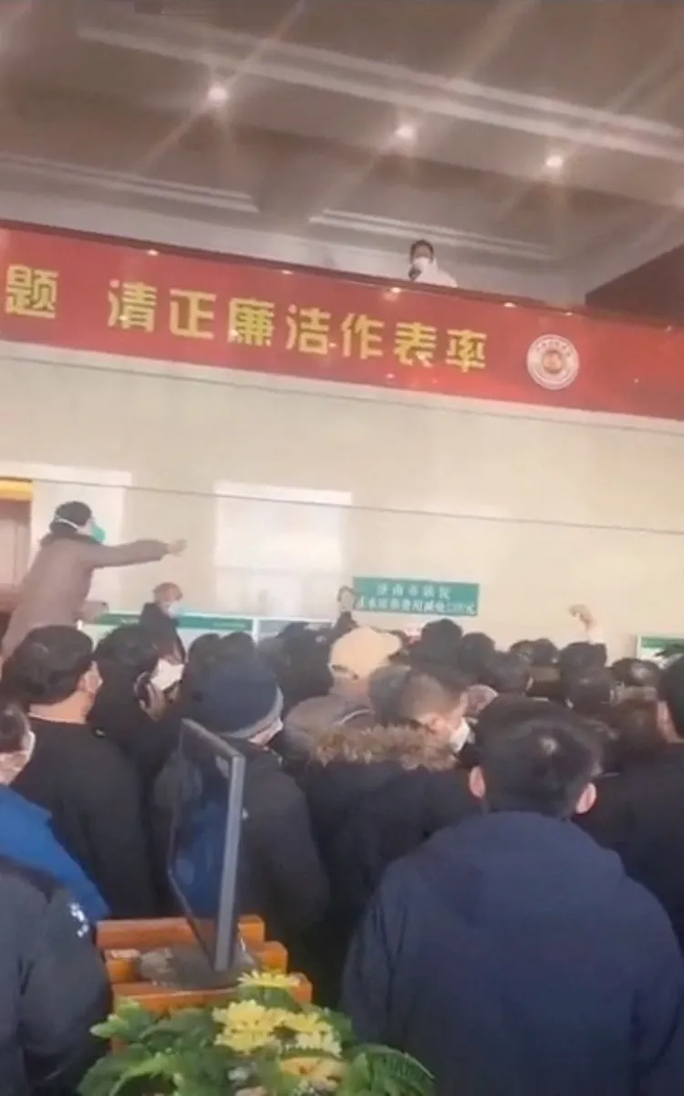 去年12月26日中國疫情仍在巔峰期，山東濟南殯儀館人滿為患。路透社