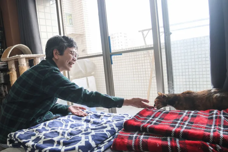 蔡壁如近期受訪駁斥外界謠言，並跟工作人員家中貓咪互動起來。鄭孟晃攝