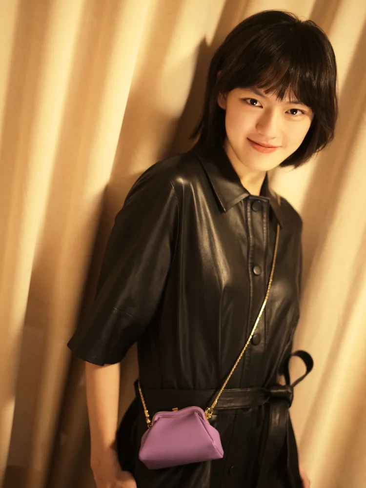 文淇穿黑色皮革連身裝搭配寶格麗Serpenti Pouch迷你包，風格嬌俏可愛。翻攝寶格麗微博