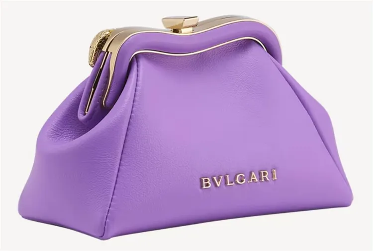 Serpenti Pouch紫水晶色迷你包，約4萬9500元。翻攝寶格麗官網