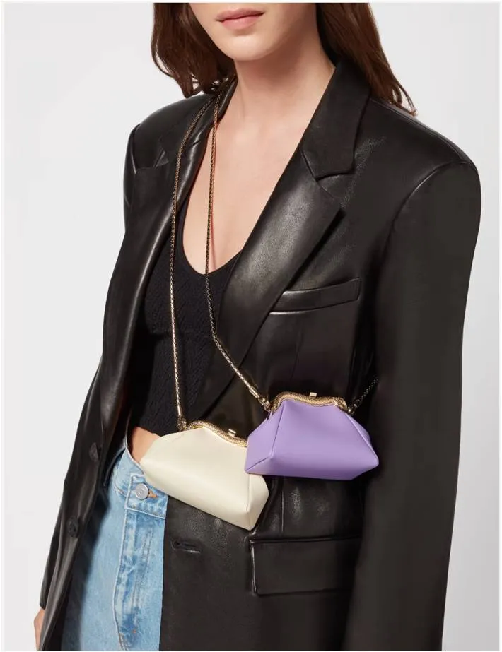 Serpenti Pouch迷你包的設計風格走「小廢包」可愛路線，裝飾性大於實用收納效果。翻攝寶格麗官網